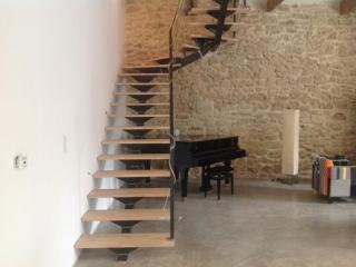 Escalier métal et bois avec limon central à Poussan dans l'Hérault (34)