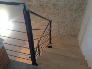 Escalier métal et bois avec limon central à Poussan dans l'Hérault (34)