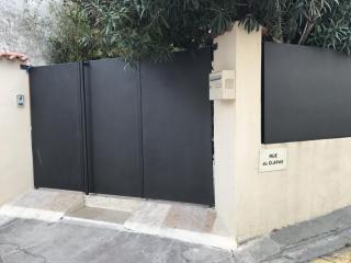 Fabrication de portail en acier plein 3 ouvrants dans le Gard à Nîmes avec clôture en fer plein