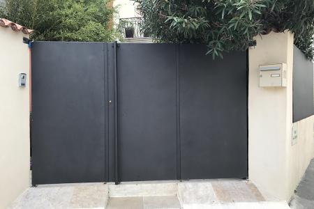 Fabrication de portail en acier plein 3 ouvrants dans le Gard à Nîmes avec clôture en fer plein