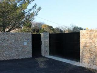 Réalisation d'un portail en fer noir moderne dans le Gard à Uzès (30)