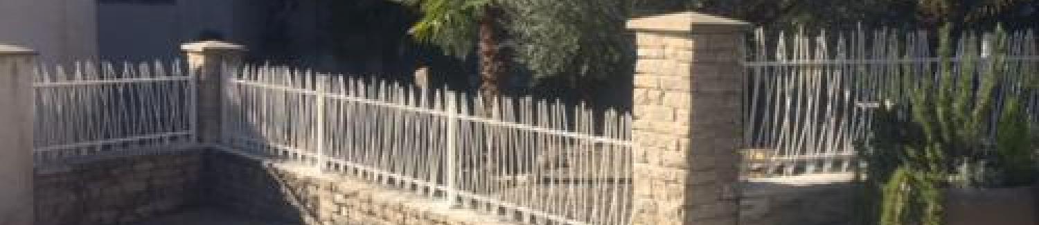 Grille de clôture en fer dans l'Hérault