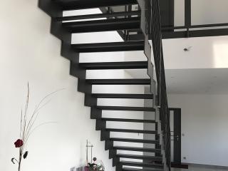 Conception d'un escalier avec marches en métal dans l’Hérault à Vic la Gardiole (34)