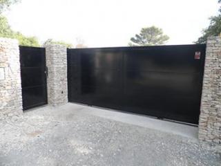 Réalisation d'un portail en fer noir moderne dans le Gard à Uzès (30)