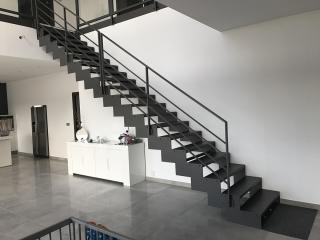 Conception d'un escalier avec marches en métal dans l’Hérault à Vic la Gardiole (34)