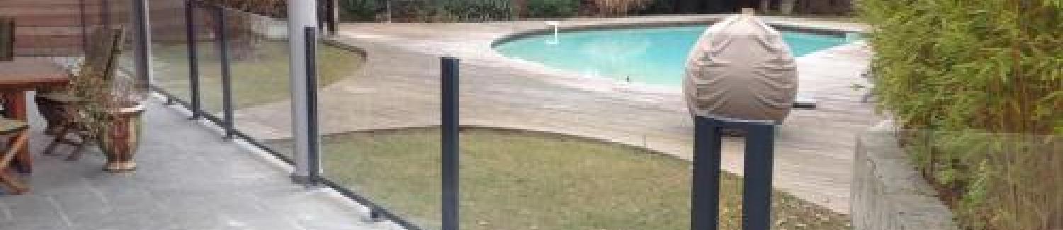 Rampe piscine en fer avec vitrage total dans l'Hérault