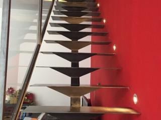Création d'un escalier en acier et verre à Vauvert dans le Gard (30)