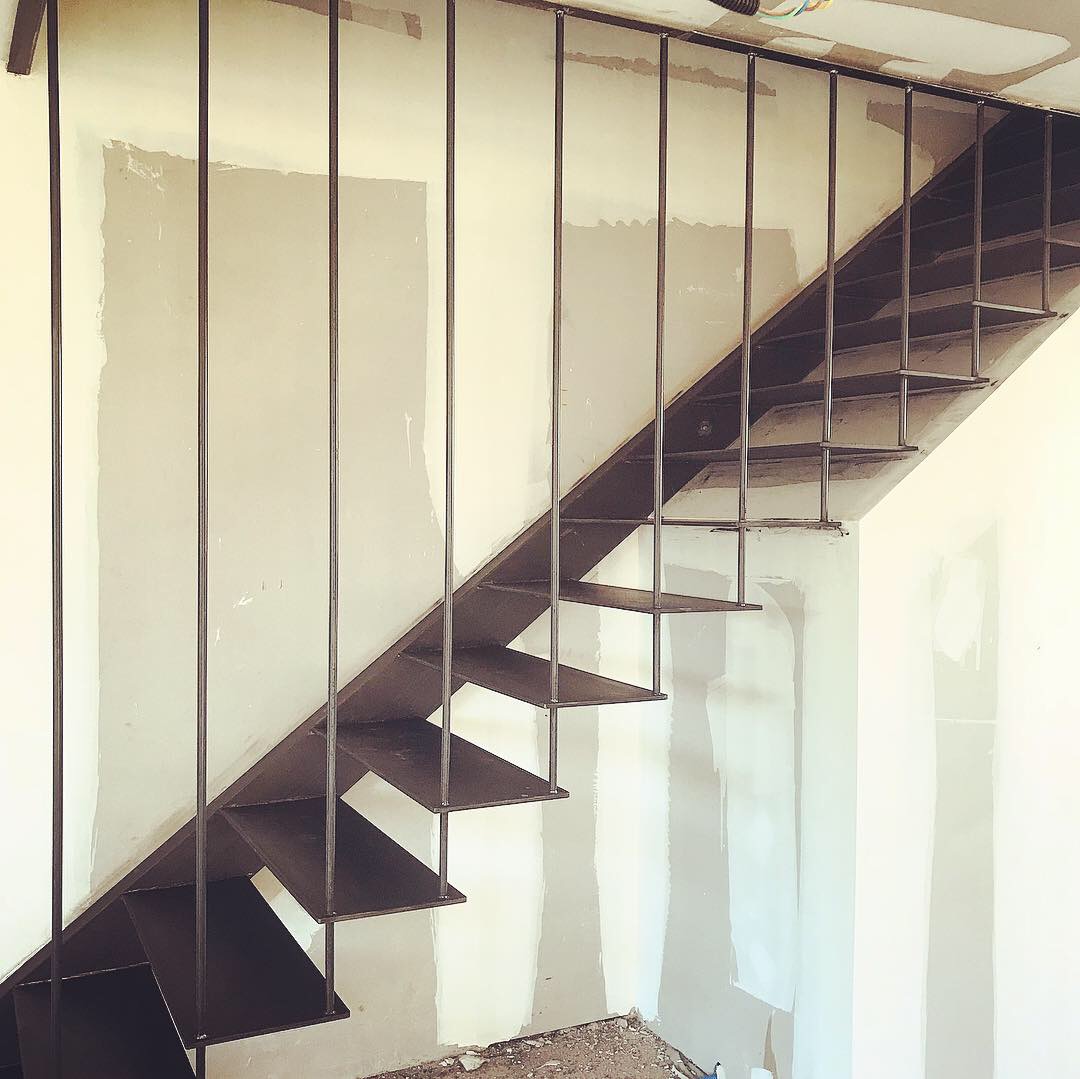 Fabrication escalier en métal suspendu design - Art Monia créateur ferronnier